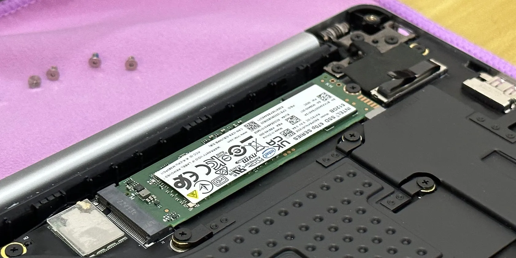 Khe cắm SSD M.2 trong laptop Tecno Megabook T1 với ốc vít Torx
