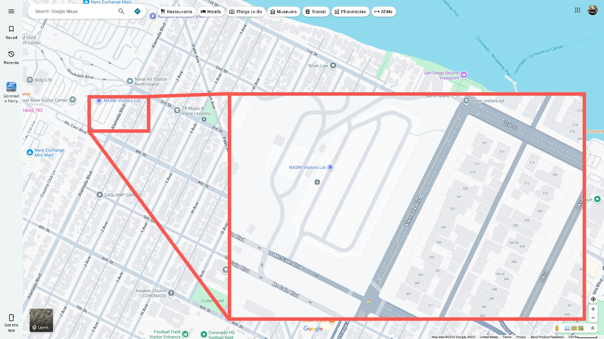 Khu vực quân sự (trái) và dân sự (phải) tại San Diego, California được phân biệt bằng màu xám trên Google Maps.