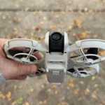 Kích thước nhỏ gọn của flycam DJI Neo khi cầm trên lòng bàn tay