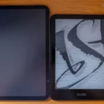Kindle Paperwhite Signature Edition và iPad mini đặt cạnh nhau, thể hiện sự khác biệt giữa máy đọc sách chuyên dụng và máy tính bảng.