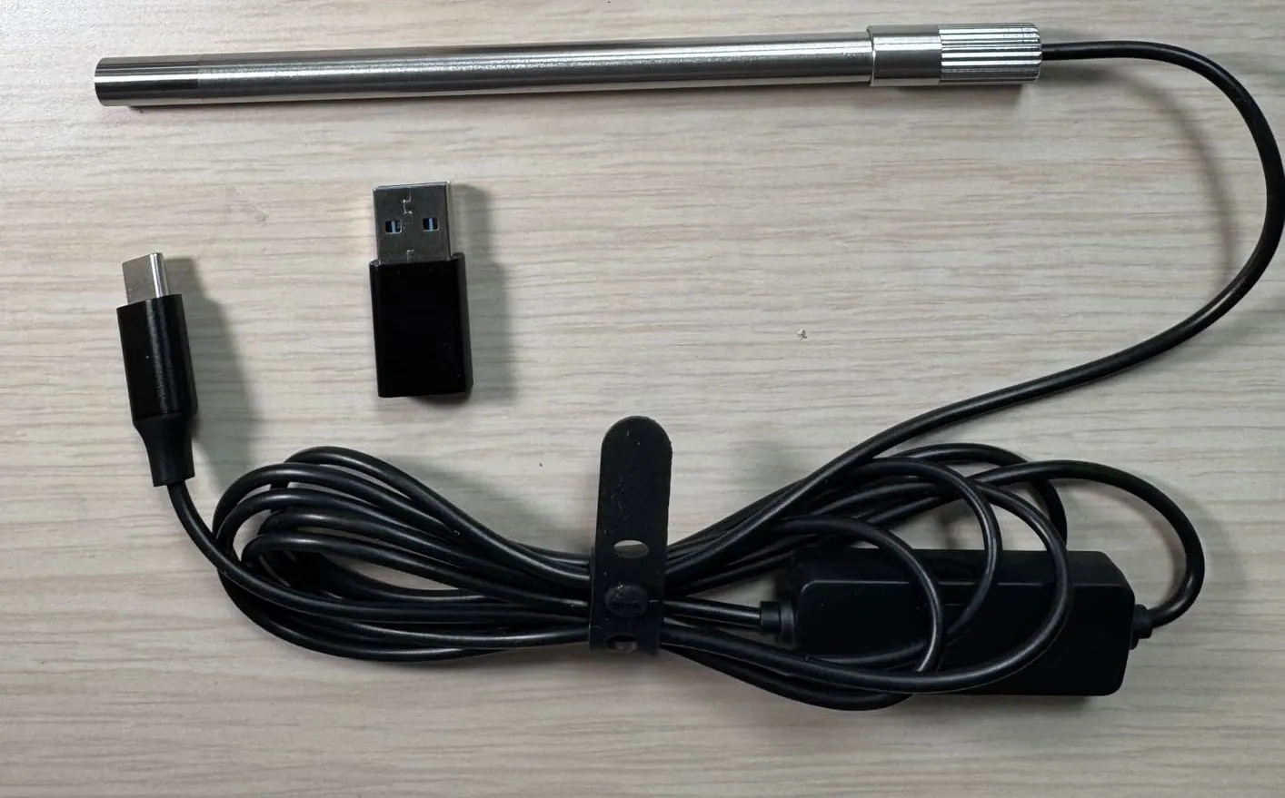 Kính hiển vi kỹ thuật số Teslong USB-C, thiết bị nhỏ gọn cắm vào điện thoại.