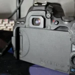Kính ngắm quang học trên máy ảnh DSLR Canon 200D, hiển thị hình ảnh chân thực