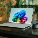 Laptop Dell XPS 13 màu bạc với chip Snapdragon X Elite trên bàn làm việc