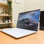 Laptop Dell XPS chạy Windows trên bàn làm việc