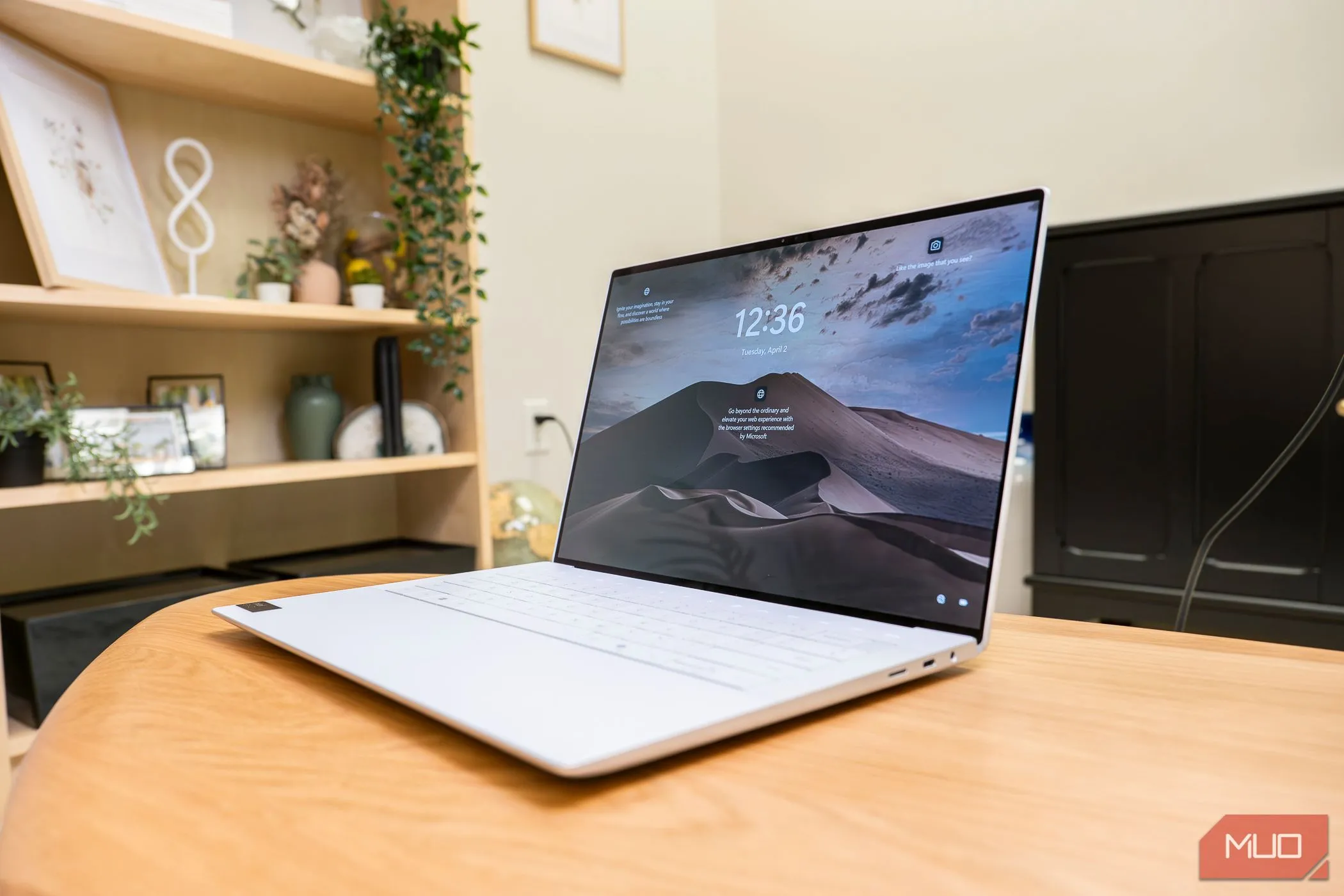 Laptop Dell XPS chạy Windows trên bàn làm việc