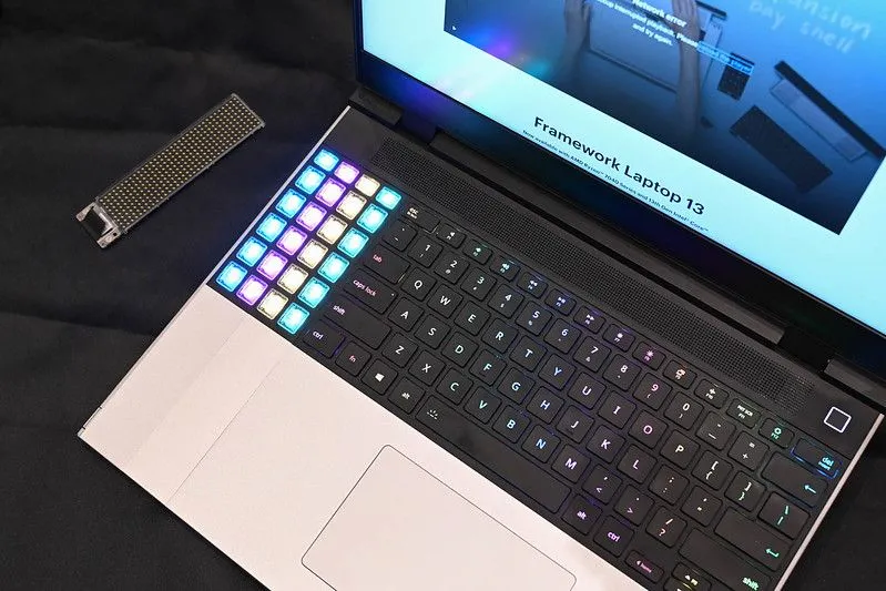 Laptop Framework trưng bày tại CES 2024 với các cổng kết nối dạng mô-đun, thể hiện tính linh hoạt và khả năng nâng cấp