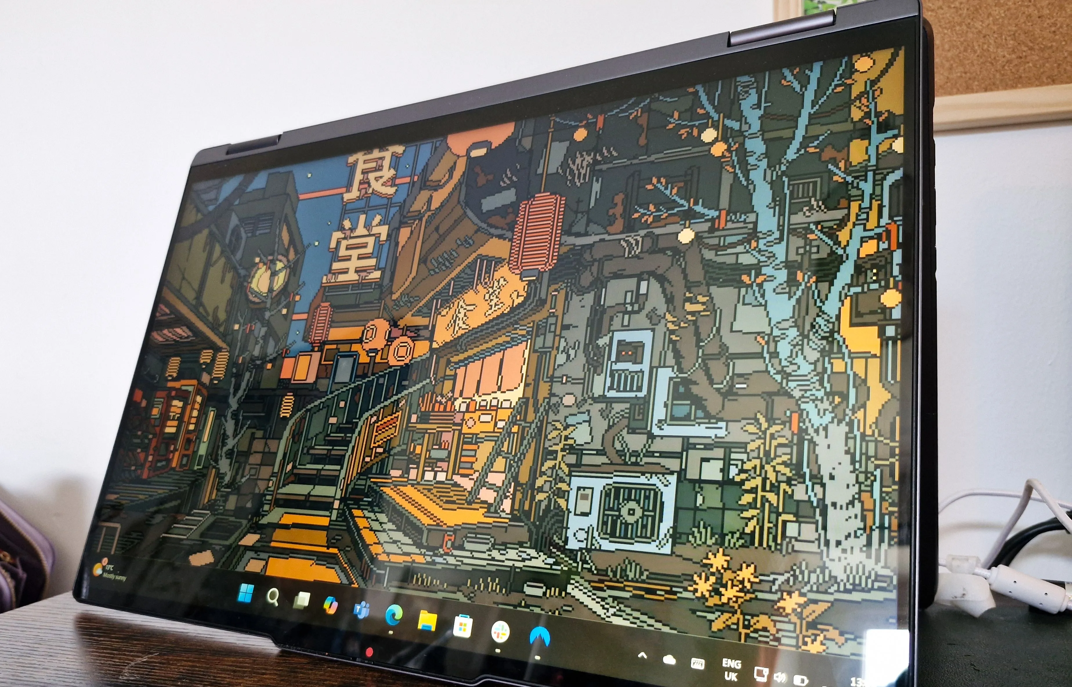 Laptop Lenovo Yoga 7 ở chế độ tablet (lật ngược), minh họa tính linh hoạt của thiết bị 2 trong 1.