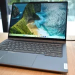 Laptop Lenovo Yoga Solar PC với thiết kế nắp lưng tích hợp tấm pin năng lượng mặt trời tại MWC 2025