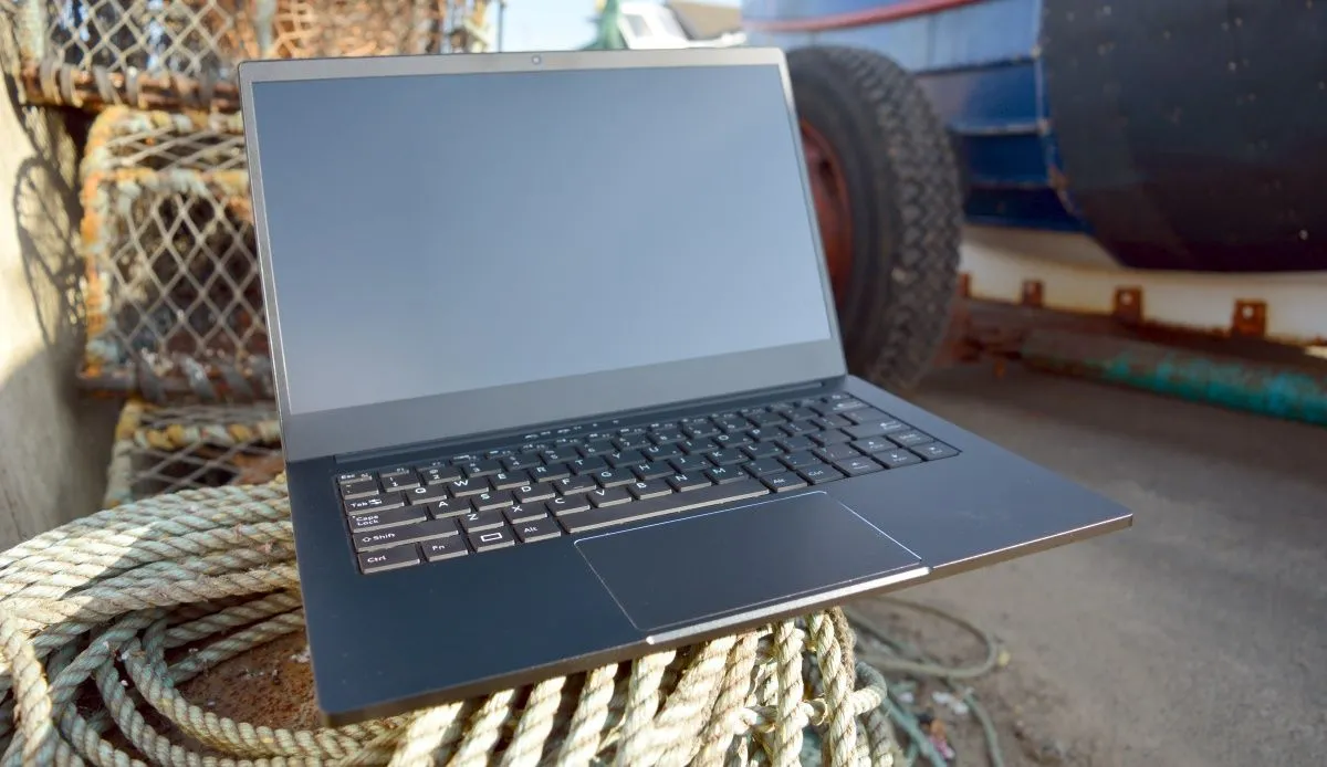 Laptop Purism Librem gần xe địa hình