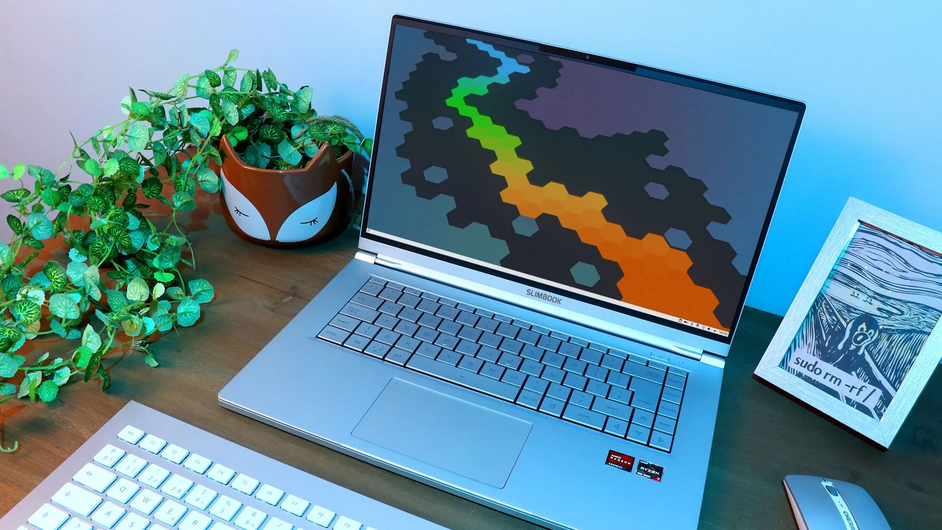 Laptop Slimbook KDE, minh họa thiết kế mỏng có không gian tản nhiệt hạn chế.