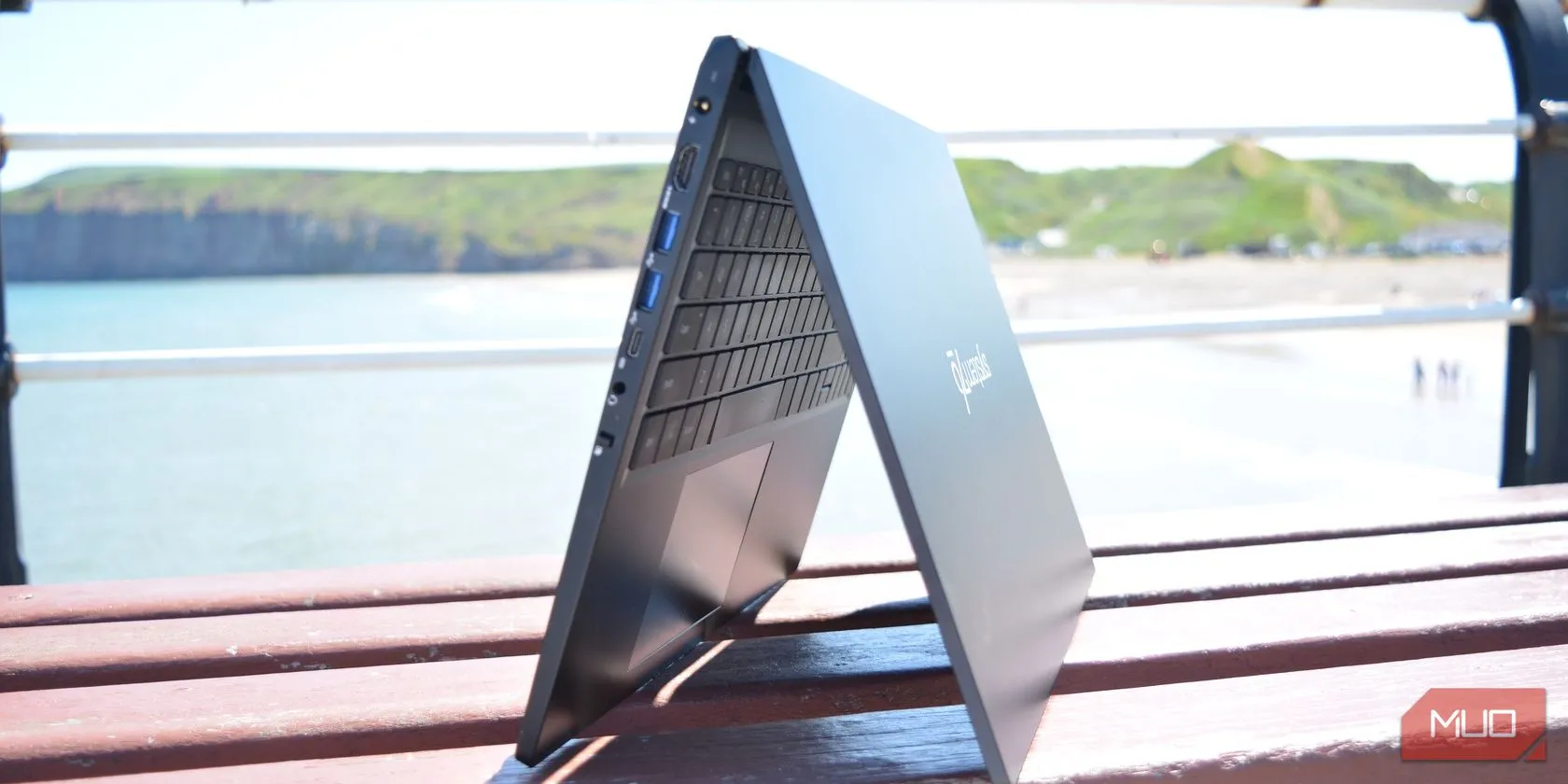 Laptop System76 Pangolin chạy hệ điều hành Linux