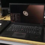 Laptop ThinkPad chạy hệ điều hành Linux Mint cùng chuột và USB