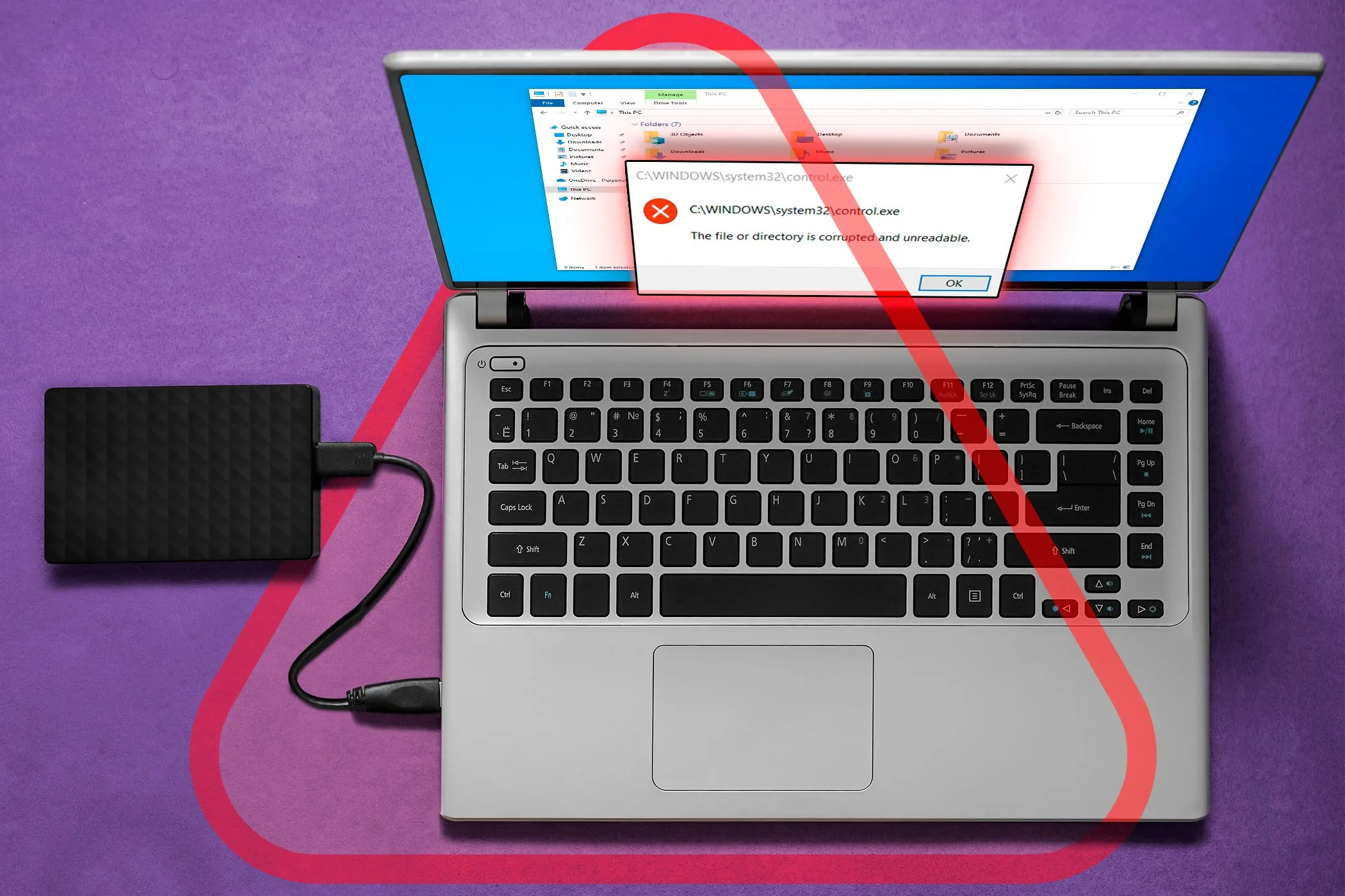 Laptop với ổ cứng ngoài hiển thị lỗi, minh họa rủi ro khi mã hóa BitLocker hoặc lỗi dữ liệu.