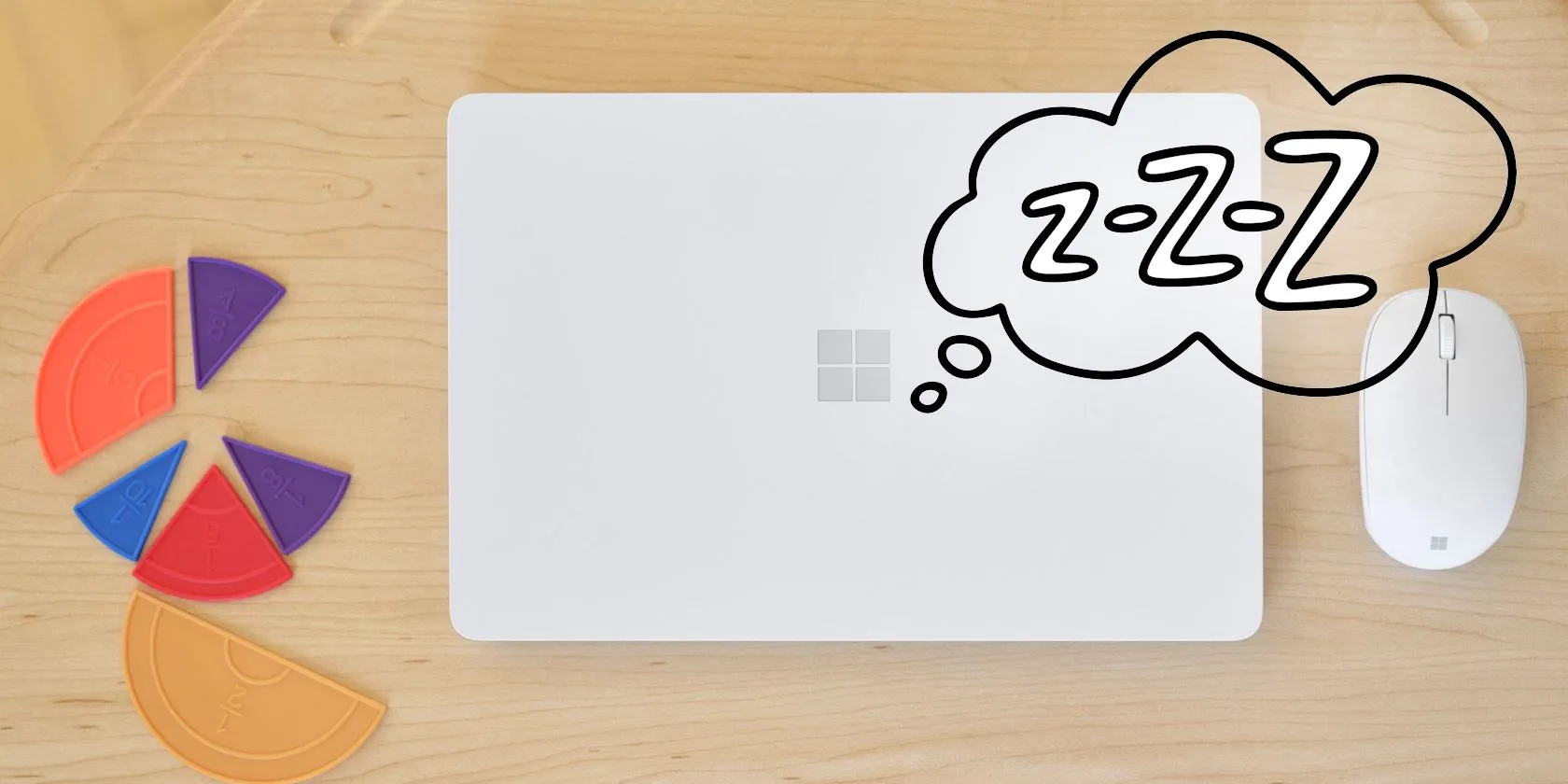 Laptop Windows đang ở chế độ gập với biểu tượng &quot;ngủ&quot; (zzz), tượng trưng cho chế độ sleep hoặc tạm nghỉ.