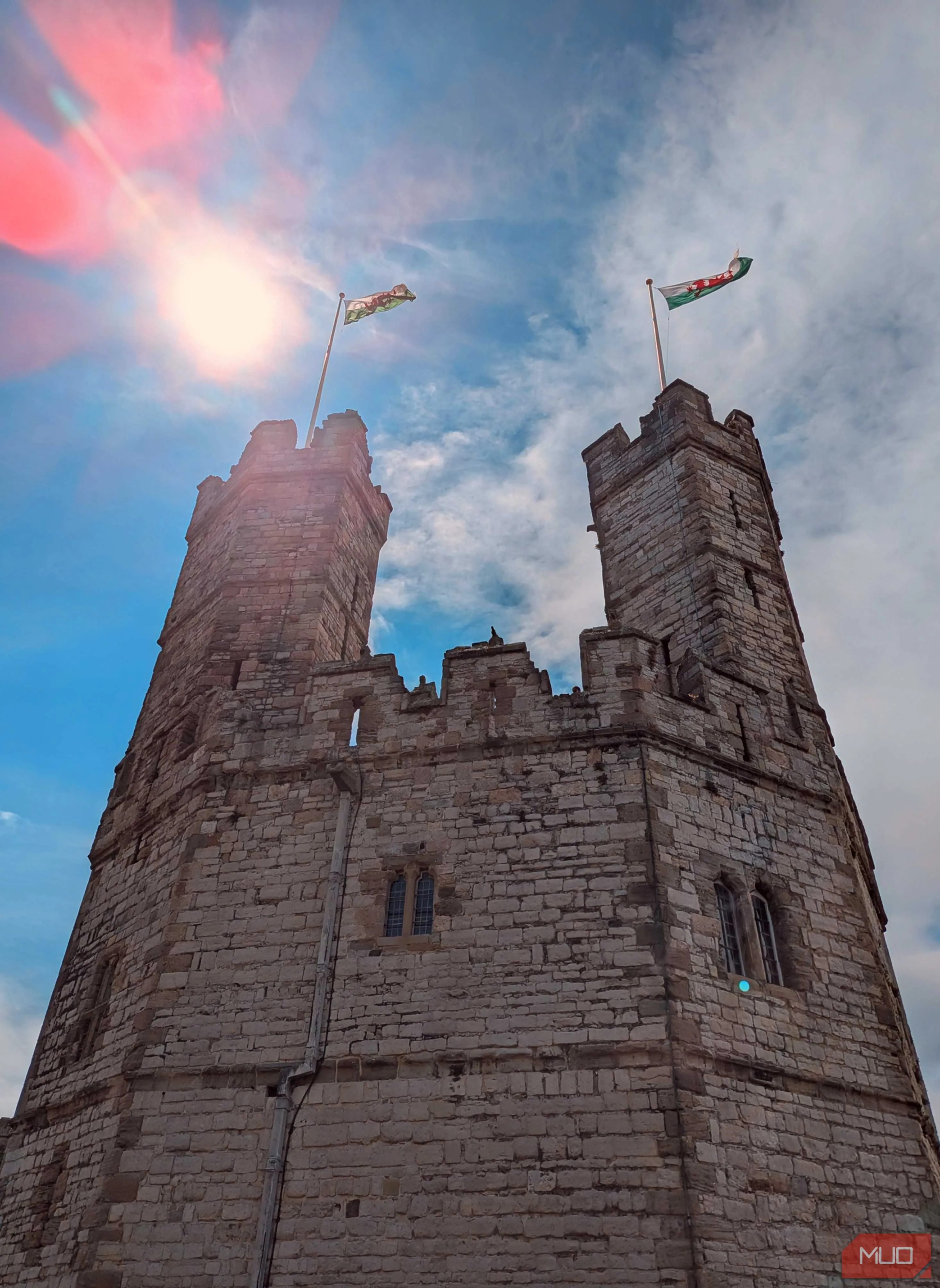 Lâu đài cổ của xứ Wales nhìn từ góc thấp, nhấn mạnh quy mô và sự hùng vĩ của kiến trúc khi áp dụng kỹ thuật chụp ảnh này.