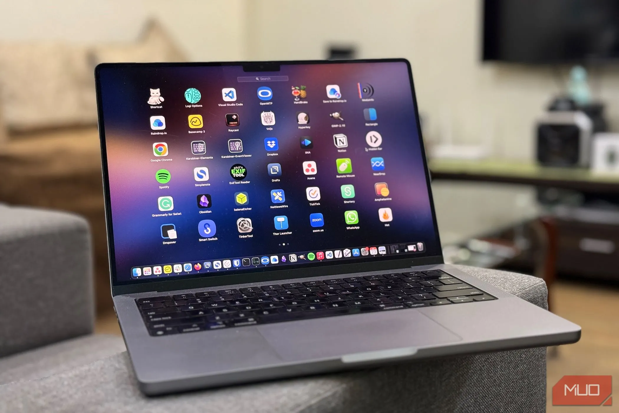 Launchpad của macOS trên MacBook hiển thị các ứng dụng được cài đặt sẵn, thể hiện không có bloatware