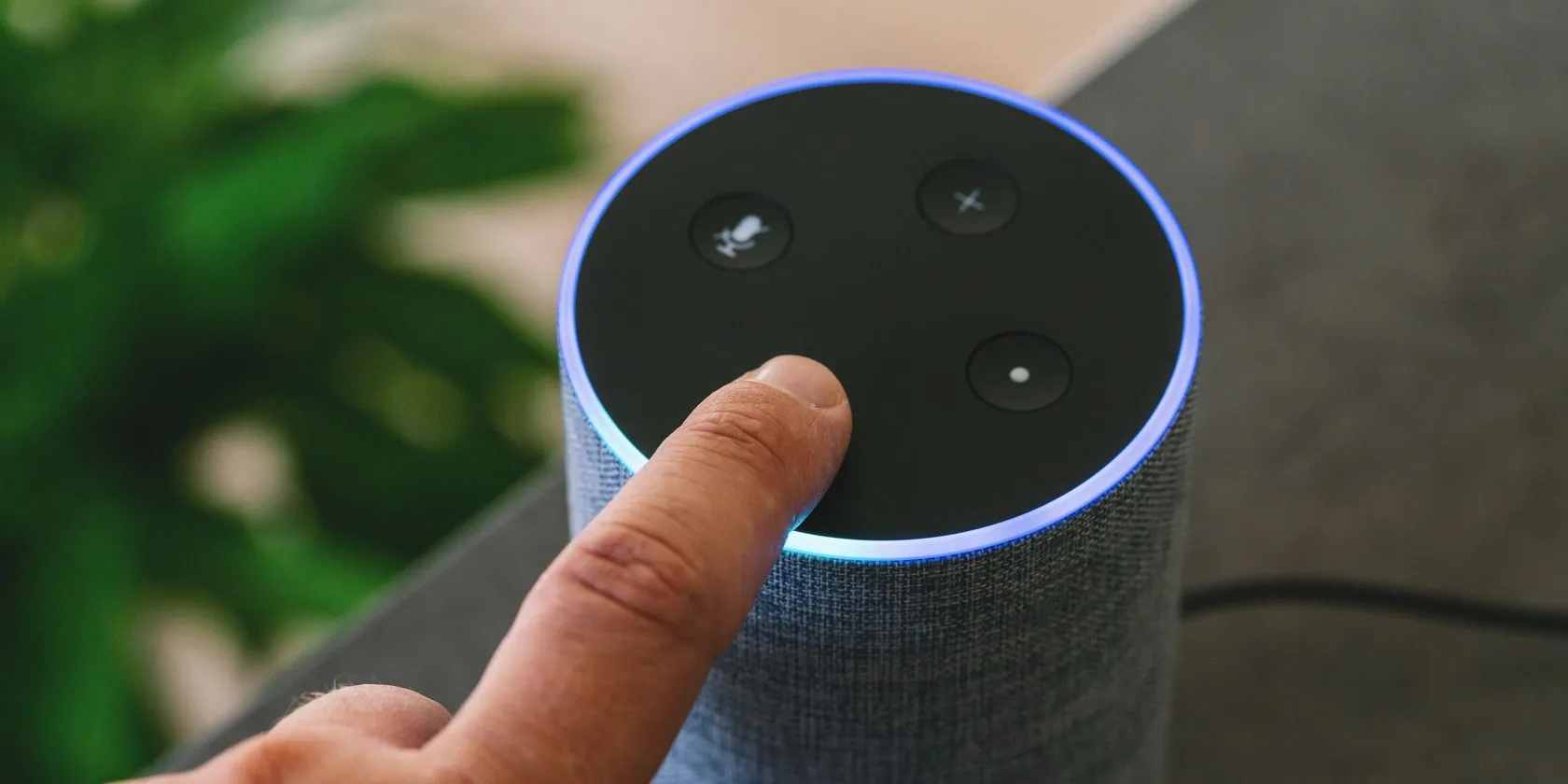 Loa thông minh Amazon Echo cạnh một người, thể hiện tính năng điều khiển bằng giọng nói và nguy cơ bảo mật