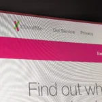 Logo 23andMe trên website chính thức, đại diện cho dịch vụ phân tích DNA bị rò rỉ dữ liệu.