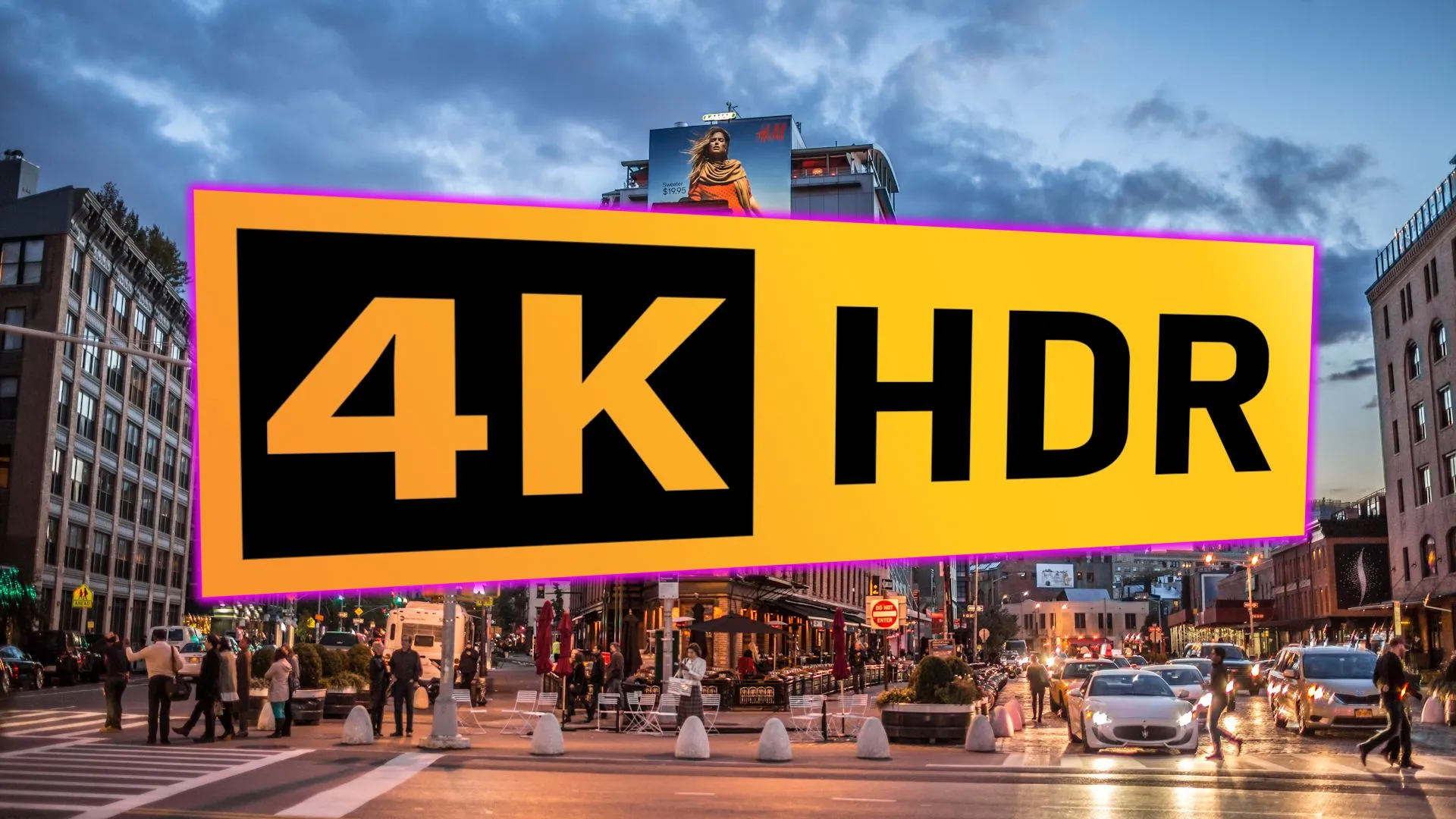 Logo 4K HDR trên màn hình TV hiển thị cảnh đường phố về đêm