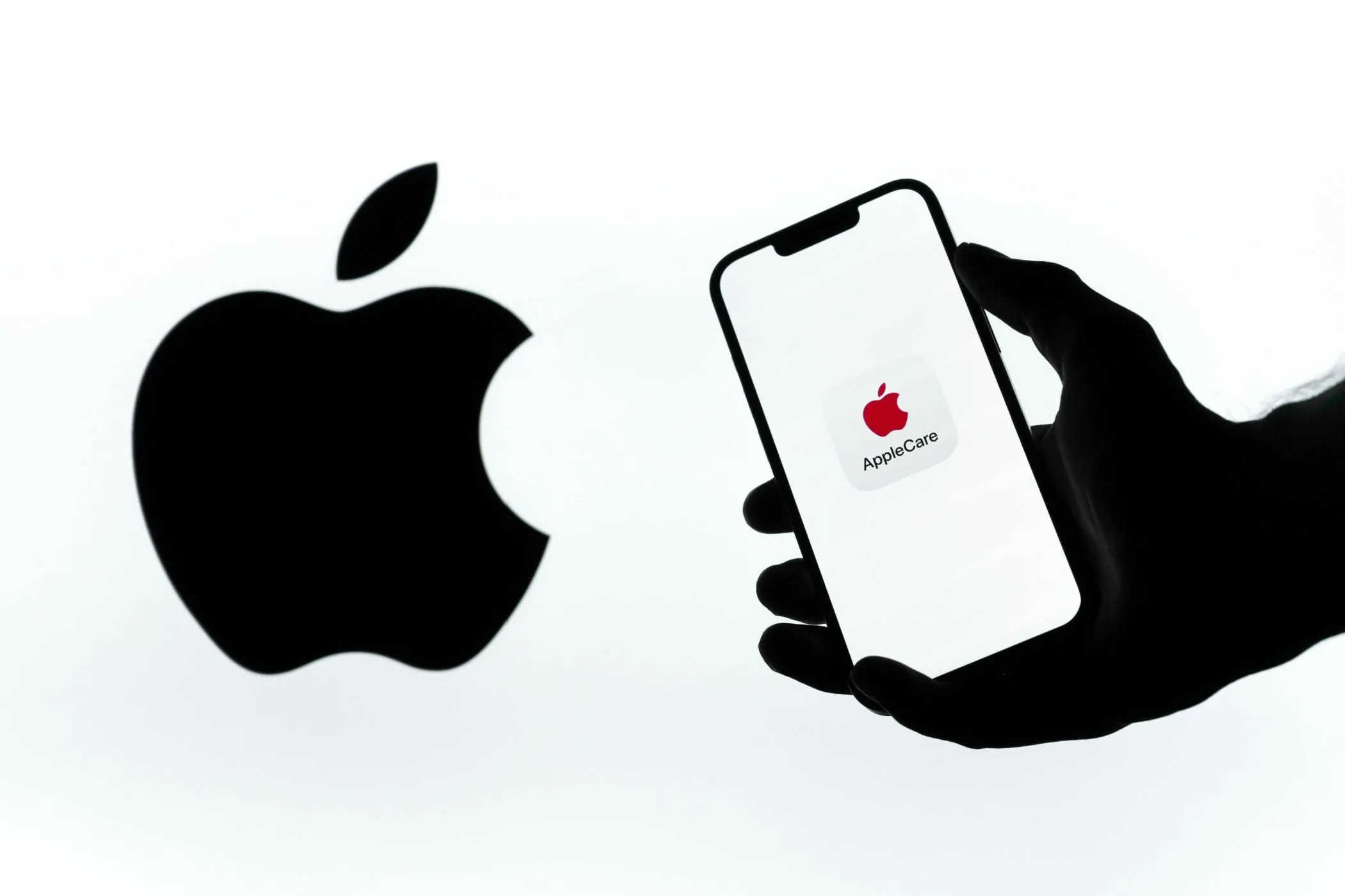 Logo AppleCare+ và Apple trên màn hình điện thoại, thể hiện sự bảo vệ từ nhà sản xuất.