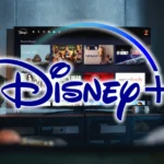 Logo Disney+ và hình ảnh gia đình đang xem phim, thể hiện trải nghiệm giải trí trên nền tảng
