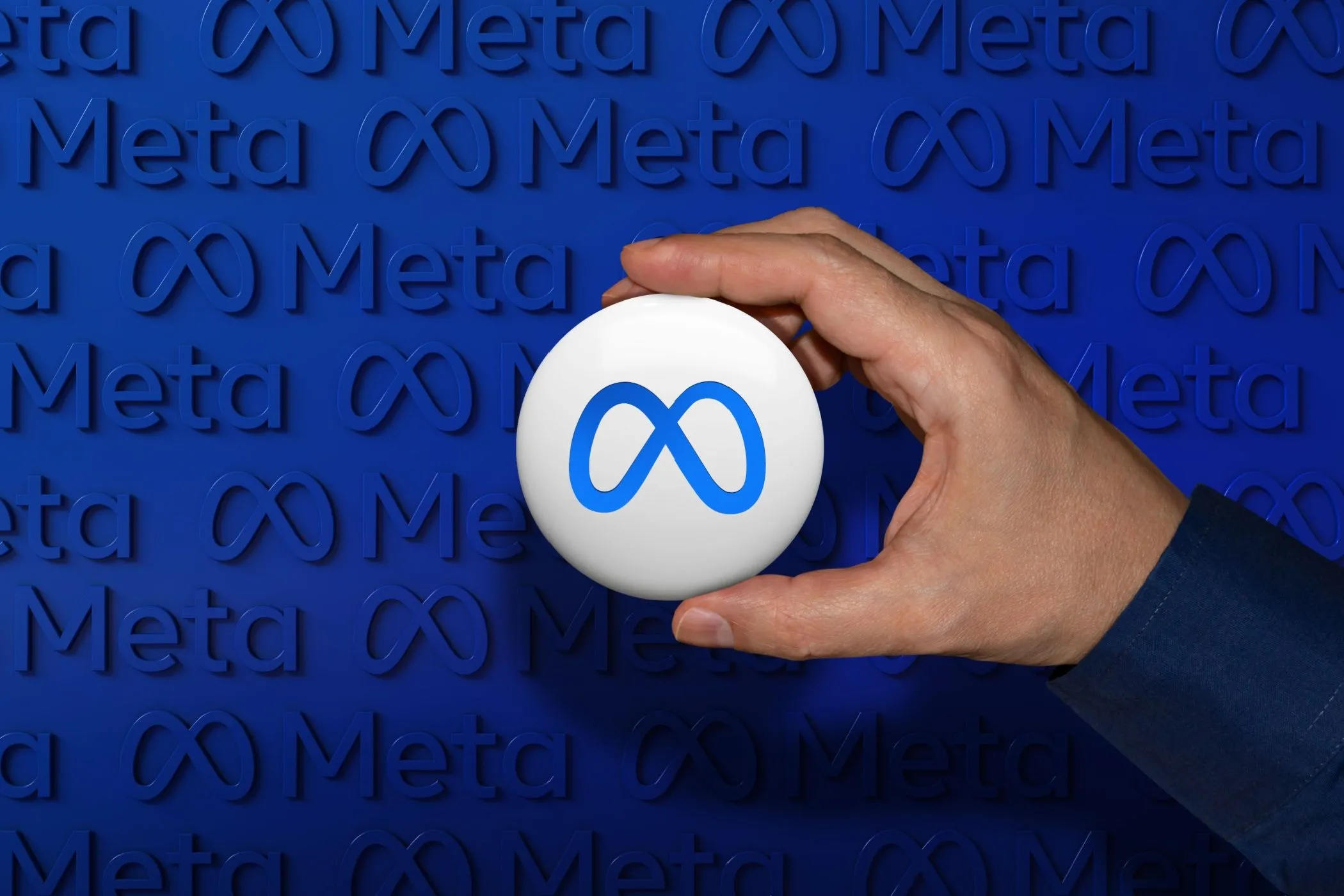 Logo Meta trên nền nút bấm, đại diện cho các ứng dụng của Meta như Facebook, Messenger, Instagram, Threads với chính sách thu thập và chia sẻ dữ liệu rộng rãi.
