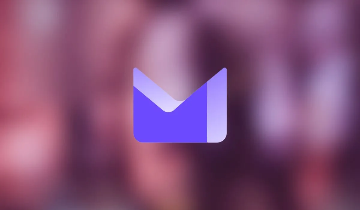 Logo Proton Mail trên nền mờ màu tím, minh họa dịch vụ email riêng tư