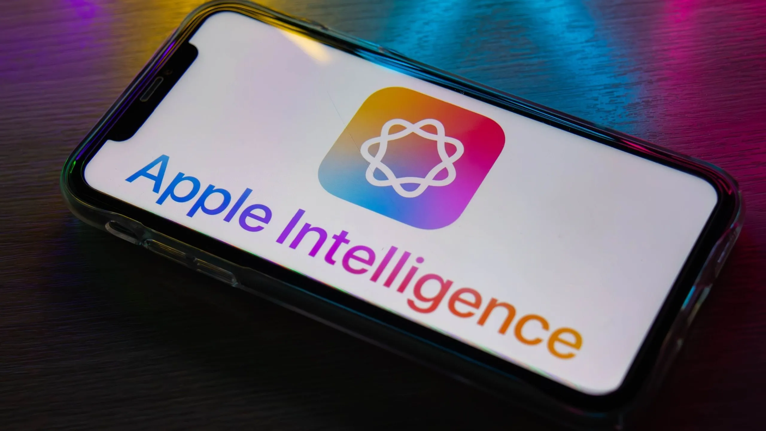 Logo và văn bản Apple Intelligence hiển thị trên màn hình iPhone, tượng trưng cho giai đoạn phát triển ban đầu của nền tảng AI này.