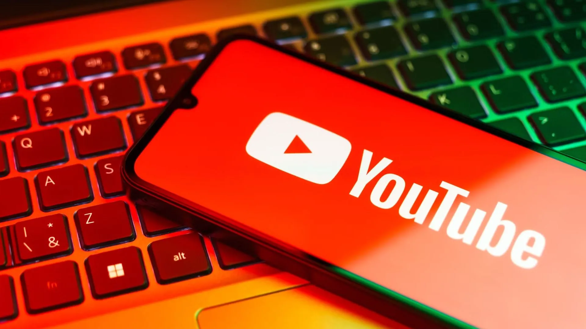 Logo YouTube trên màn hình điện thoại thông minh, biểu thị việc ứng dụng này thu thập dữ liệu cá nhân sâu rộng để phục vụ hệ sinh thái quảng cáo của Google.