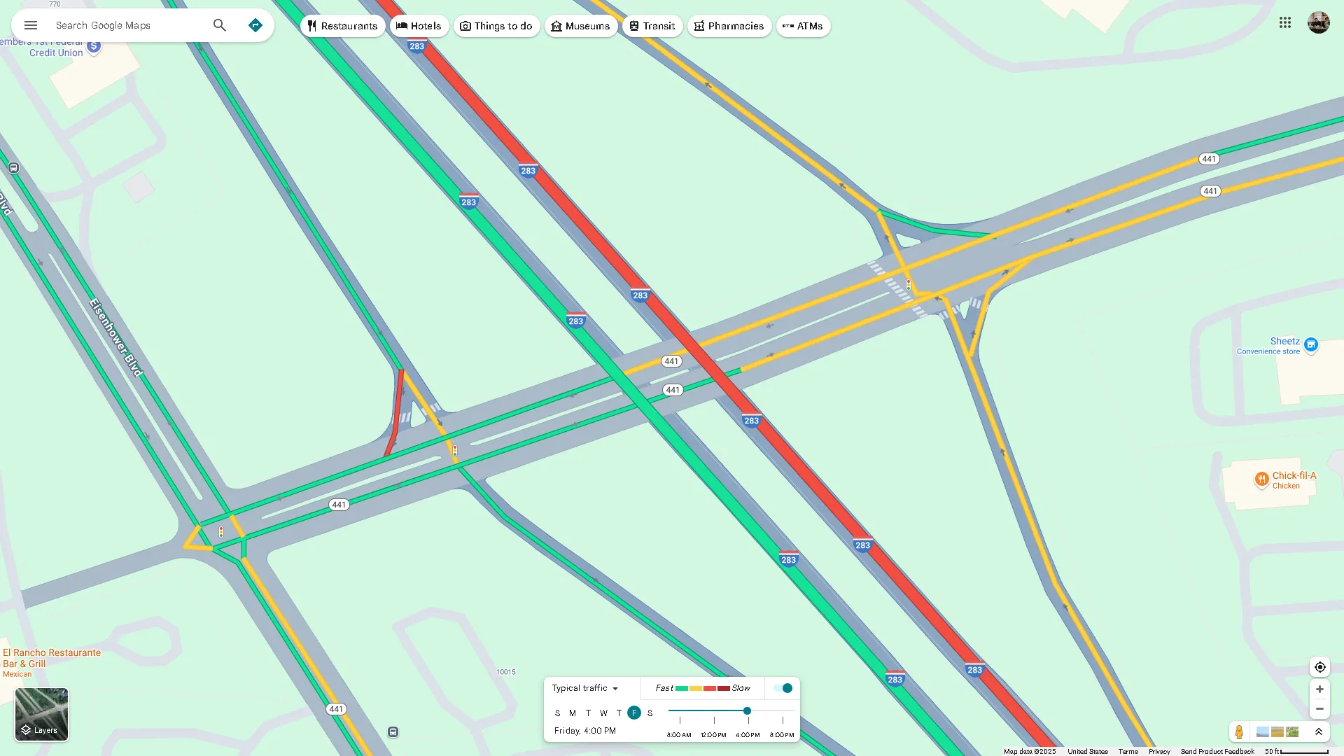 Lớp thông tin giao thông trên Google Maps hiển thị tình trạng đường bằng các màu xanh, vàng, đỏ và xanh dương.