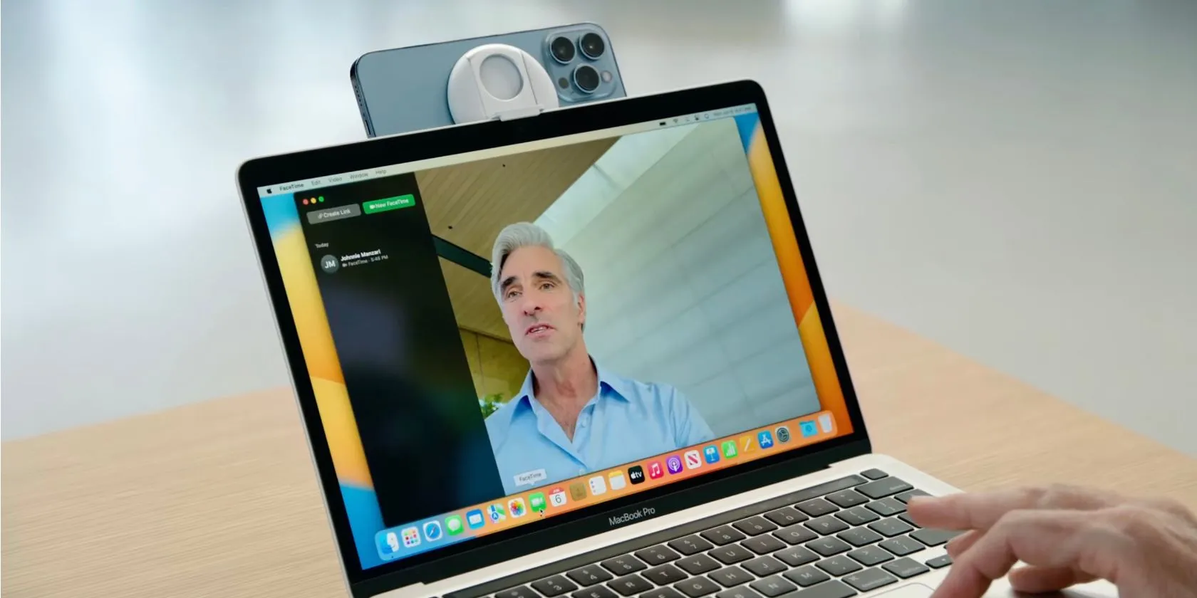 MacBook sử dụng iPhone làm webcam thông qua tính năng Continuity Camera, minh họa sự tích hợp hệ sinh thái Apple