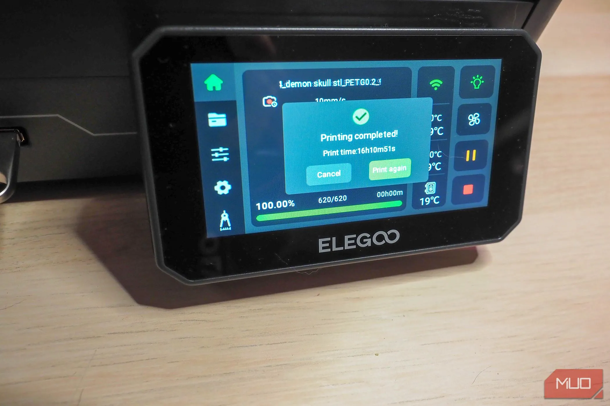 Màn hình 4.3 inch của Elegoo Centauri Carbon hiển thị thông tin thời gian in ấn.