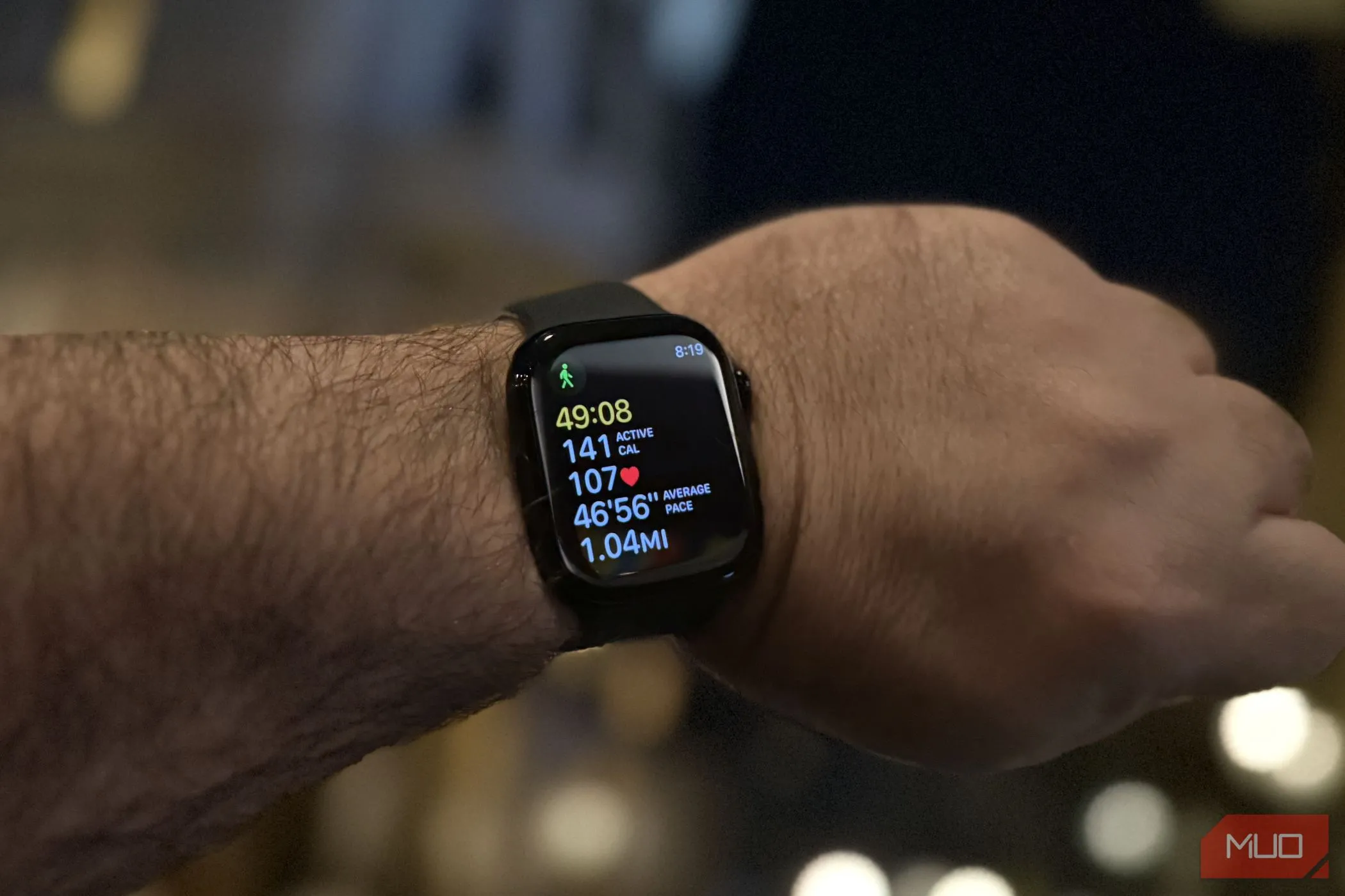 Màn hình Apple Watch Series 10 hiển thị thông tin tập luyện chi tiết trên ứng dụng Sức khỏe hợp nhất.