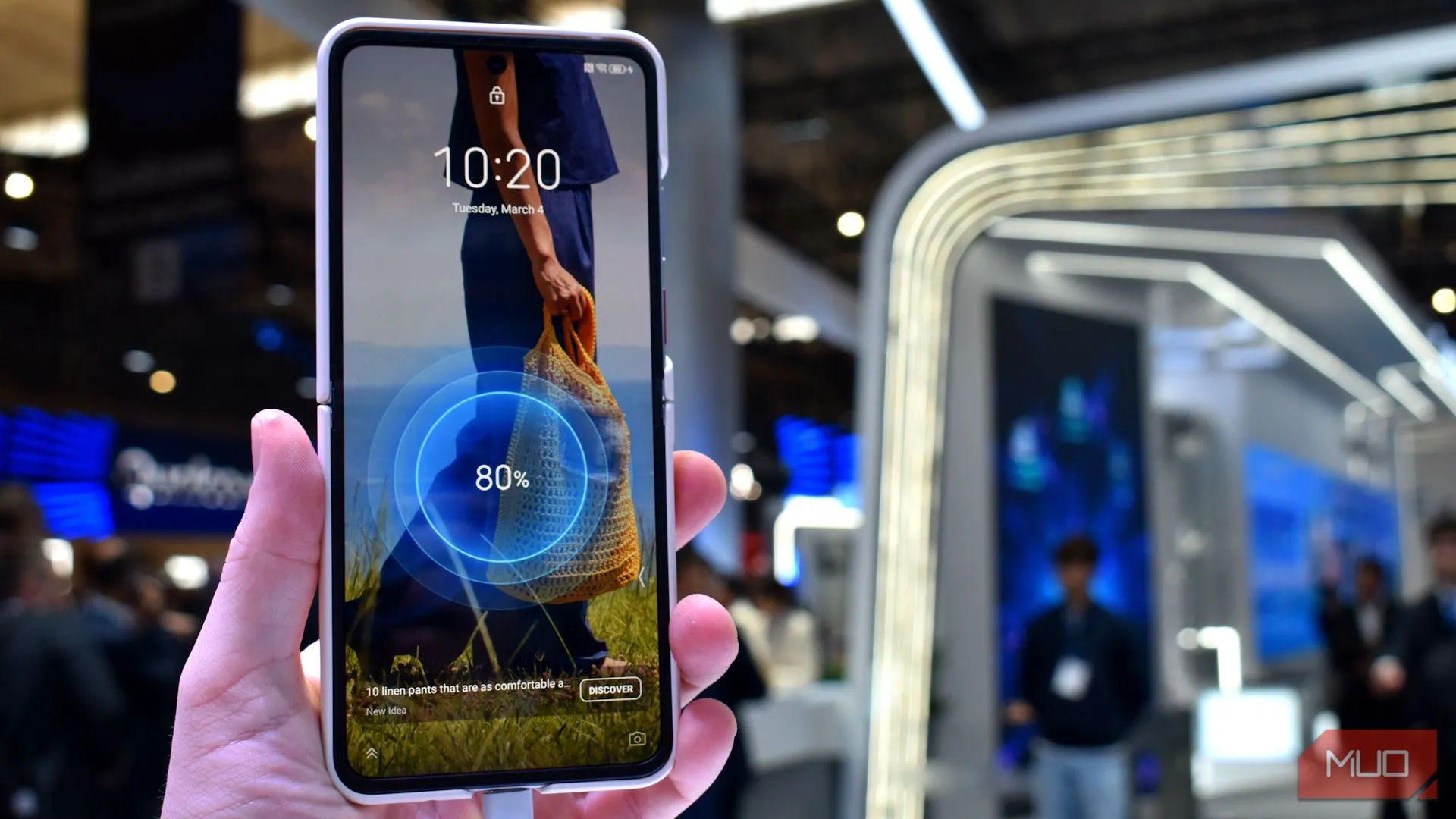 Màn hình bên trong của Nubia Flip 2 khi mở hoàn toàn tại MWC 2025.