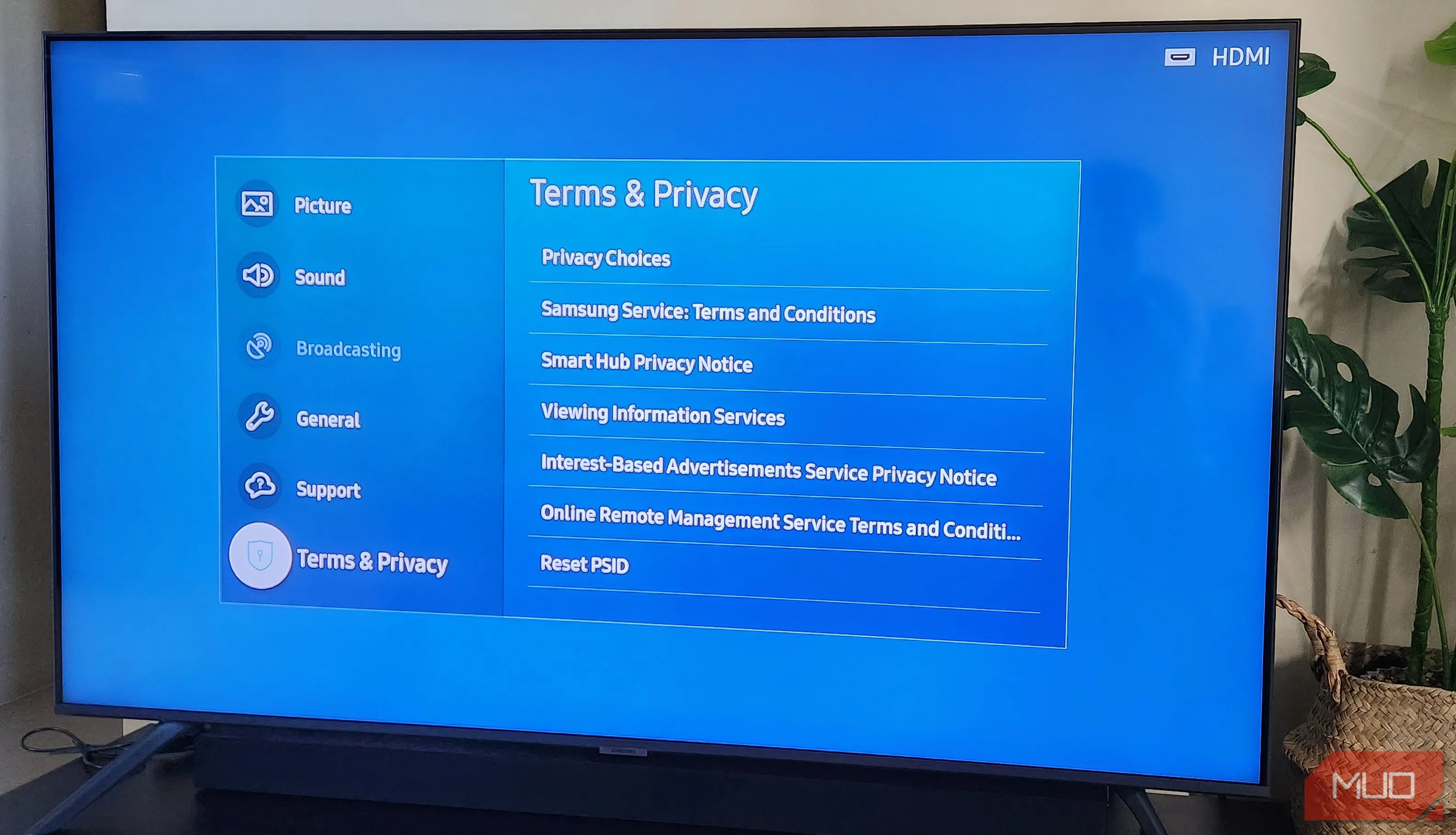 Màn hình cài đặt quyền riêng tư trên một chiếc TV Samsung thông minh, hiển thị các tùy chọn để quản lý và vô hiệu hóa các tính năng thu thập dữ liệu