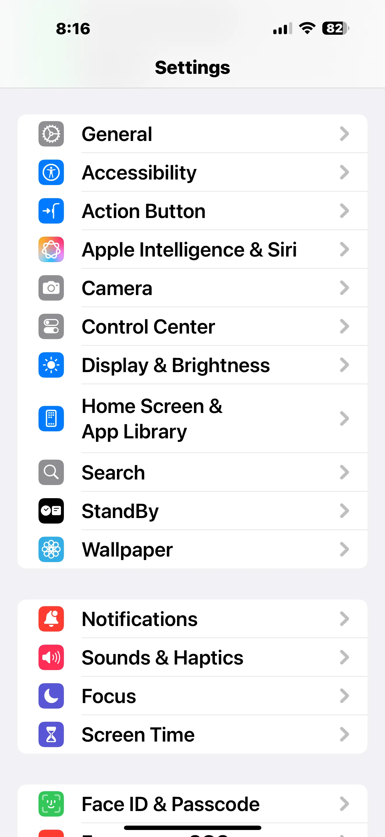 Màn hình cài đặt (Settings) trên iPhone với biểu tượng Nút Tác vụ (Action Button) được đánh dấu