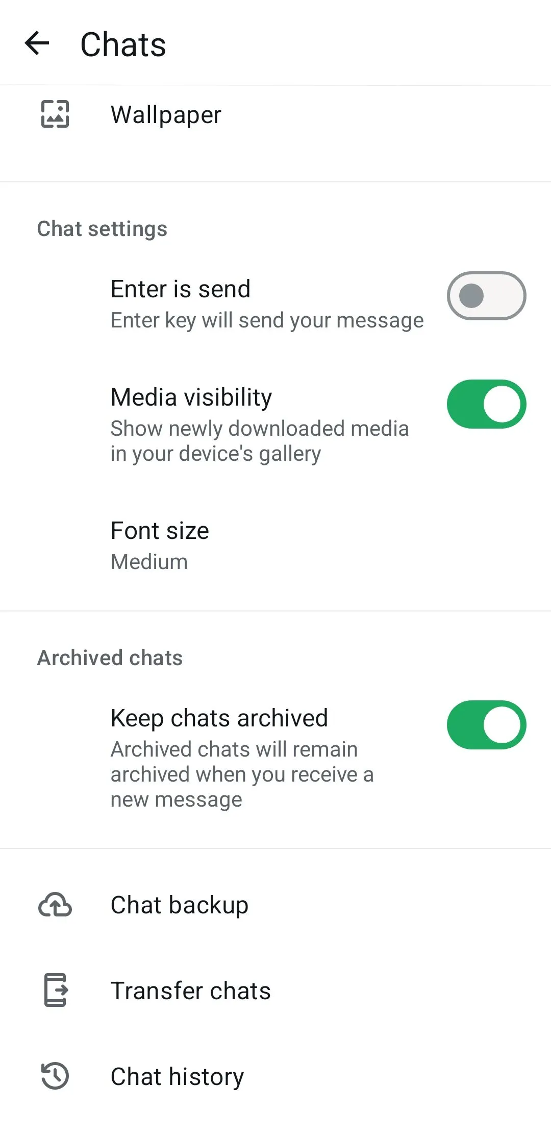 Màn hình cài đặt trò chuyện của WhatsApp trên điện thoại Android, nơi người dùng có thể tắt tùy chọn &quot;Bao gồm video&quot; để giảm kích thước sao lưu.