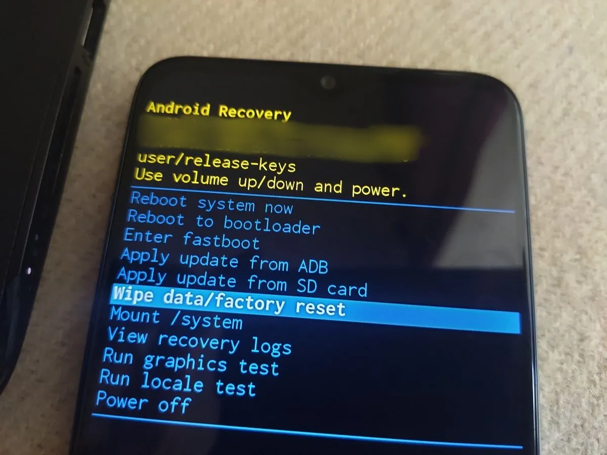 Màn hình chế độ phục hồi (Recovery Mode) của Android, hiển thị các tùy chọn như Wipe cache partition