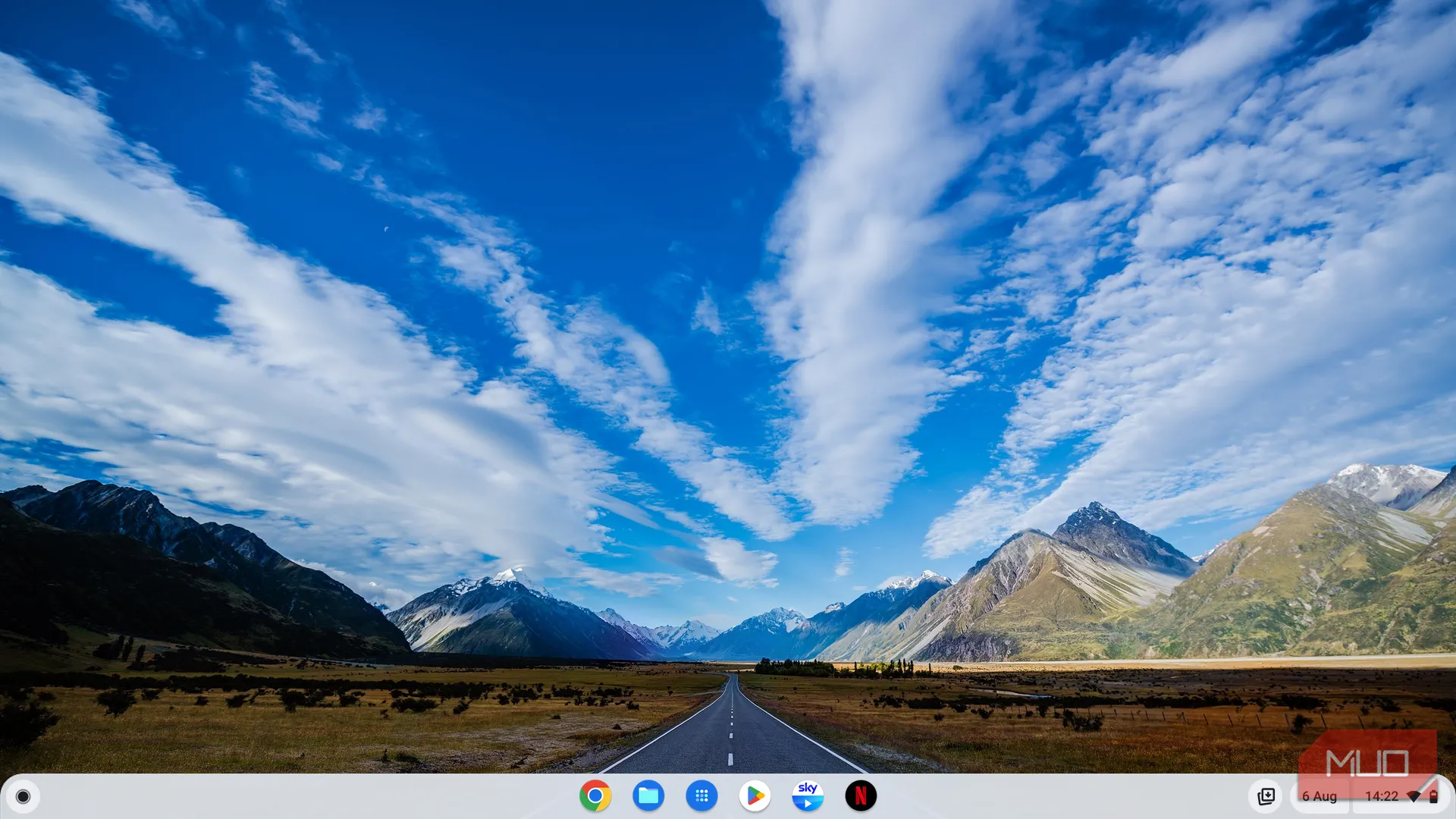 Màn hình chính ChromeOS đơn giản với hình nền phong cảnh Mỹ và thanh dock nhỏ ở cuối màn hình để khởi chạy ứng dụng