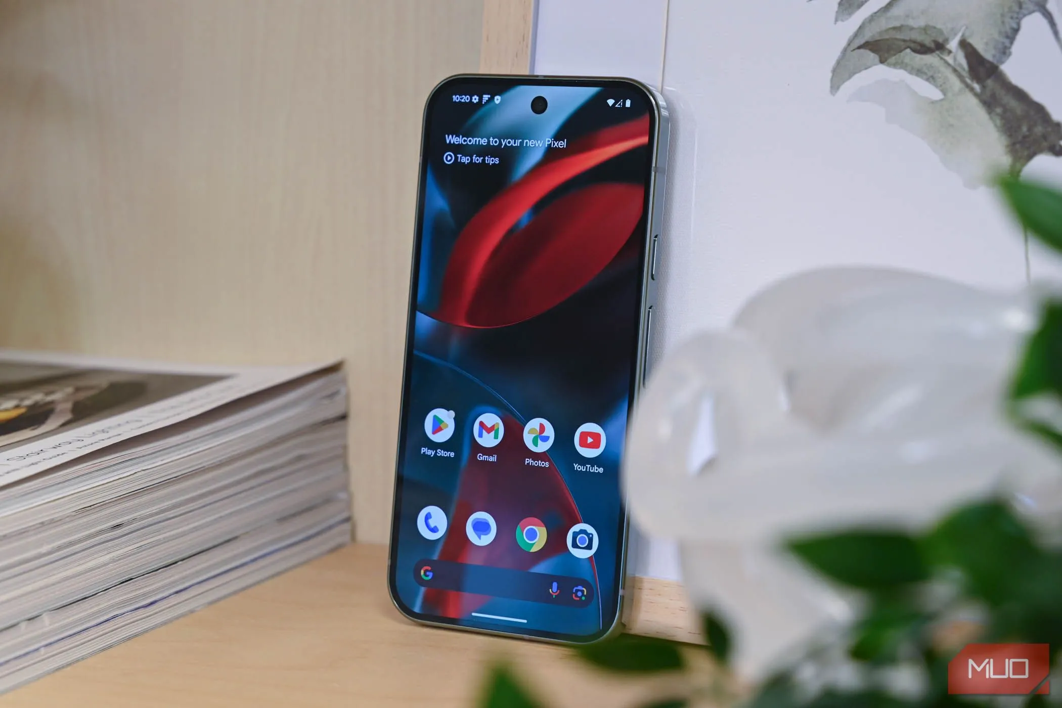 Màn hình chính của điện thoại Google Pixel 9 Pro với widget &quot;At a Glance&quot; và thanh tìm kiếm Google
