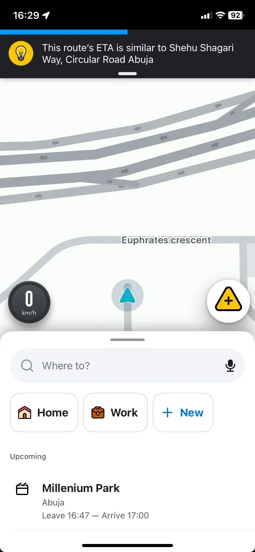 Màn hình chính của Waze hiển thị bản đồ với các cảnh báo giao thông thời gian thực từ cộng đồng.