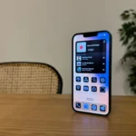 Màn hình chính iOS 18 với các biểu tượng ứng dụng được sắp xếp tùy chỉnh, thể hiện khả năng cá nhân hóa mới của hệ điều hành.