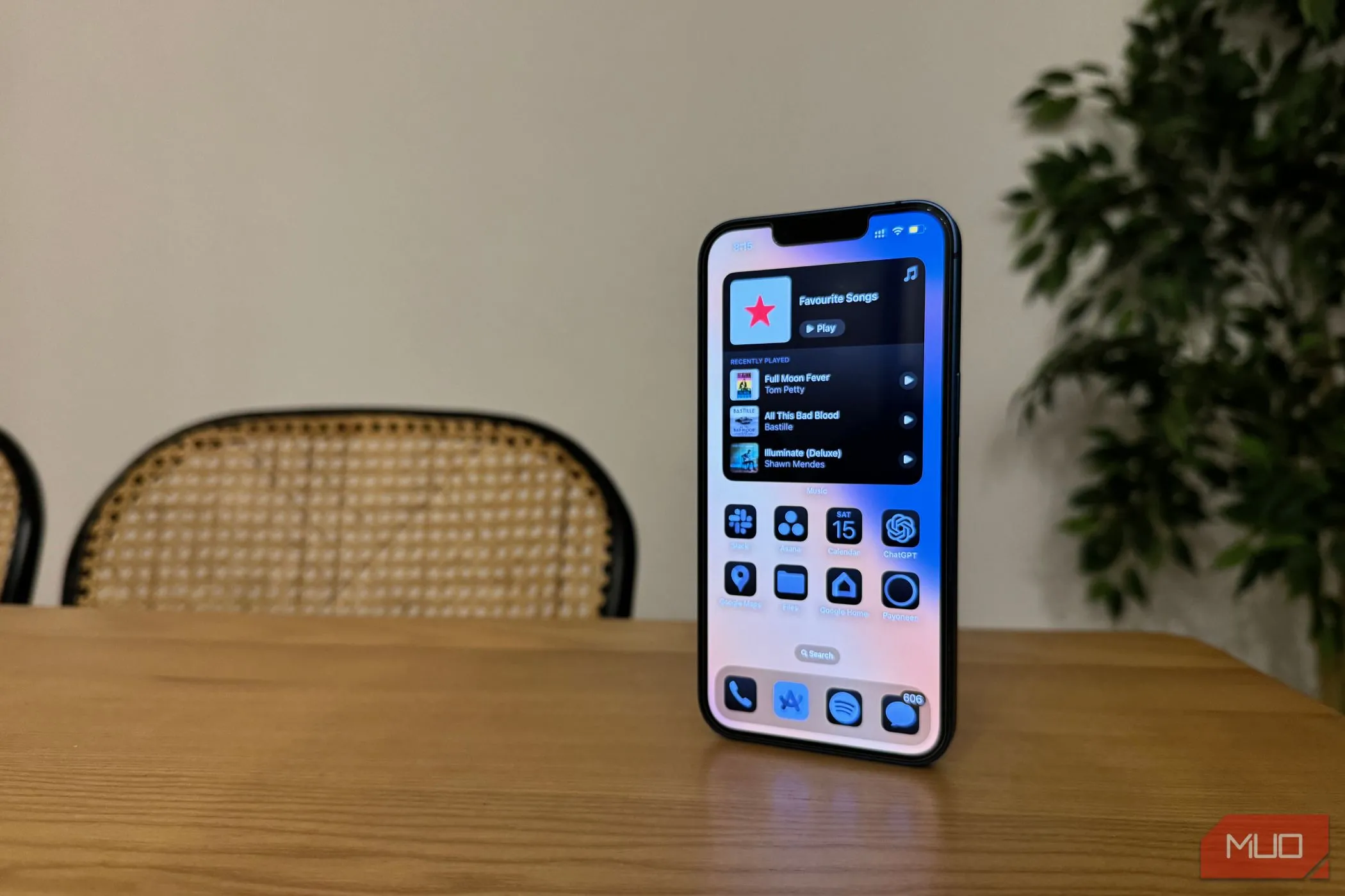 Màn hình chính iOS 18 với các biểu tượng ứng dụng được sắp xếp tùy chỉnh, thể hiện khả năng cá nhân hóa mới của hệ điều hành.