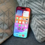 Màn hình chính iPhone 15 hiển thị giao diện iOS 26