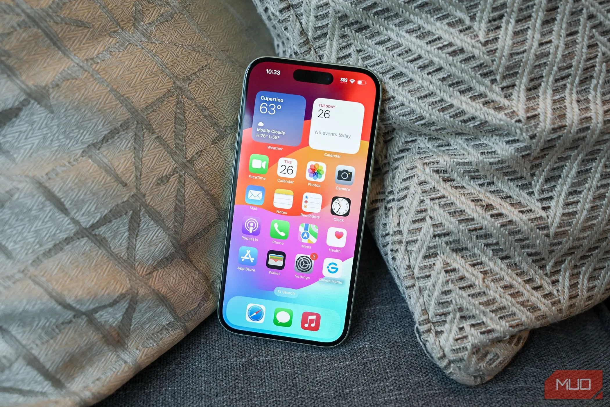 Màn hình chính iPhone 15 hiển thị giao diện iOS 26