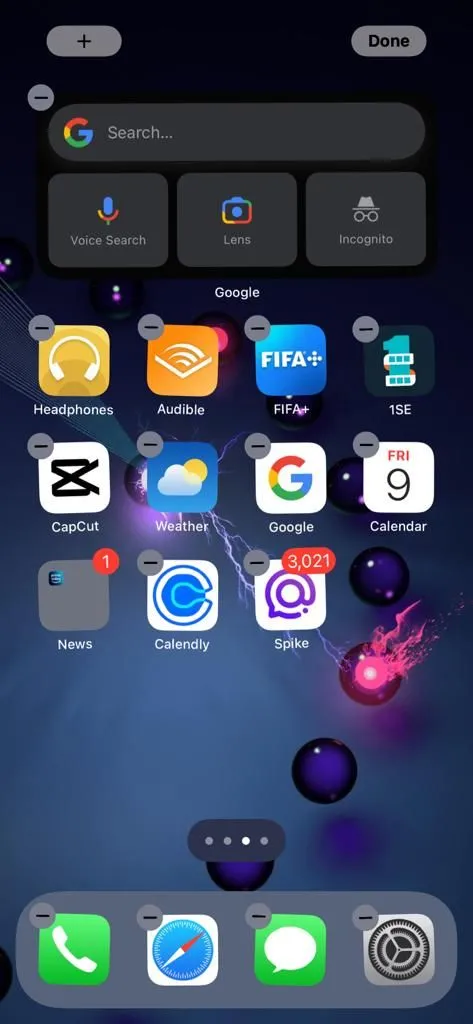 Màn hình chính iPhone với widget Google hiển thị và biểu tượng dấu trừ để xóa