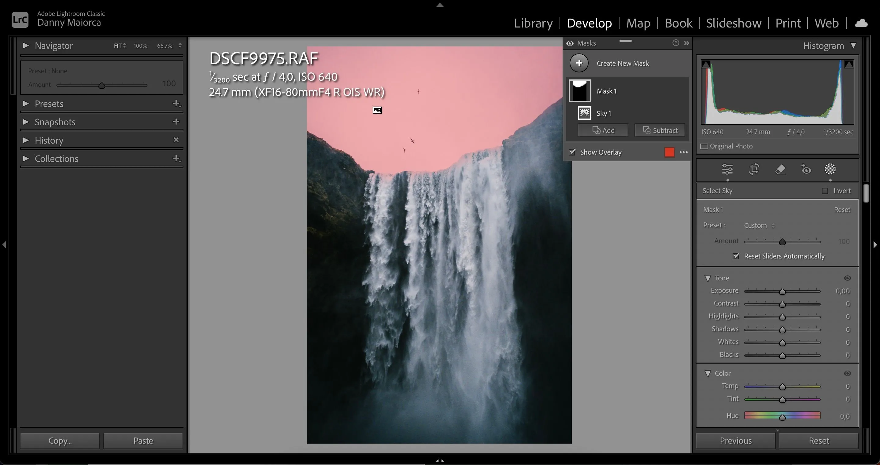 Màn hình chỉnh sửa ảnh trong Lightroom, minh họa việc sử dụng công cụ tạo mặt nạ bầu trời AI để lựa chọn vùng trời