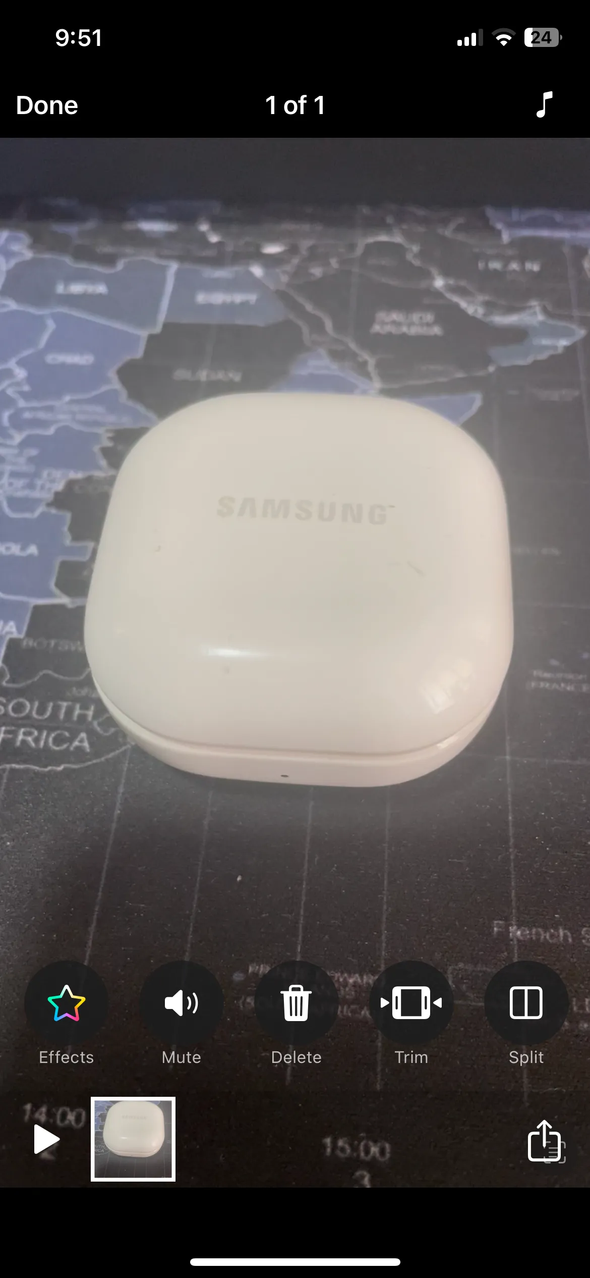 Màn hình chỉnh sửa video trong ứng dụng Clips trên iPhone, hiển thị các công cụ thêm hiệu ứng, nhãn dán và bộ lọc.