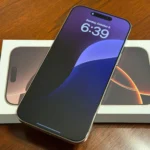 Màn hình chờ iPhone 16 Pro Max trên bàn làm việc thể hiện thiết bị đang hoạt động với Apple Intelligence.