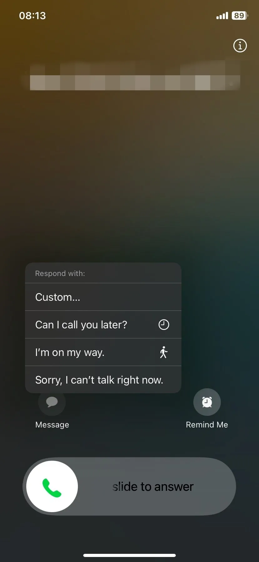 Màn hình cuộc gọi đến trên iOS hiển thị các tùy chọn gửi tin nhắn trả lời nhanh.